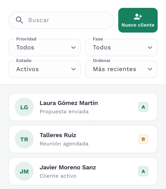 Lista de clientes de Clilot con búsqueda y filtros de prioridad y fase